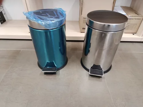 Enyhén sérült rozsdamentes acél pedálos szemetes, kivehető műanyag vödörrel, 5L, fényes