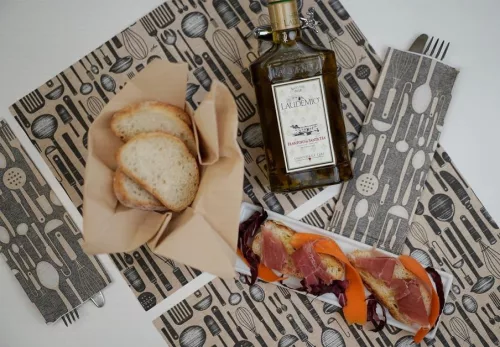 Infibra evőeszköztartó Brunch Villásreggeli 2 rétegű 38x38 fehér szalvétával 125 darab/csomag